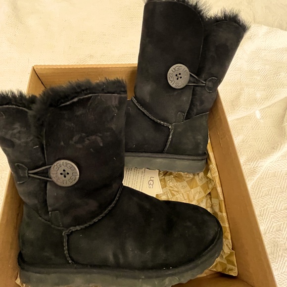 Authentic UGG Black Bailey button short sheepskin boots size 7. Great condition - Picture 1 of 9